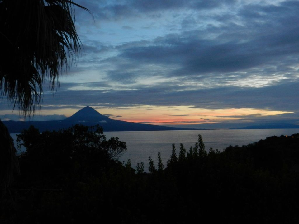 ... watching the islands of Pico and Fajal (to the right of Pico)