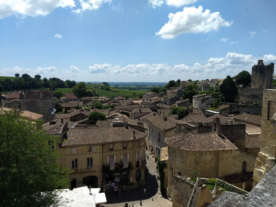 Saturday morning we started for our second stay in Le Bugue. On our way we made a stop for lunch and a short walk in Saint-&Eacute;milion. Here the center of the village, on the square just below we had our lunch.