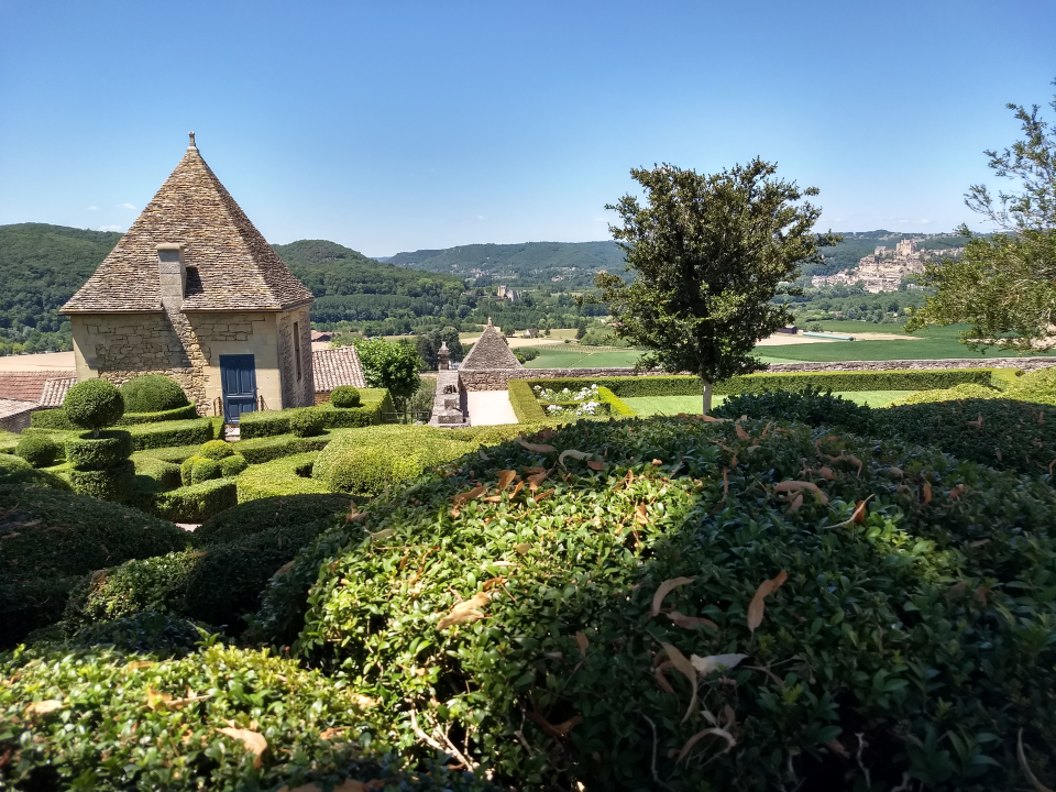 And here our heading. To the right between the trees you can see Beynac.