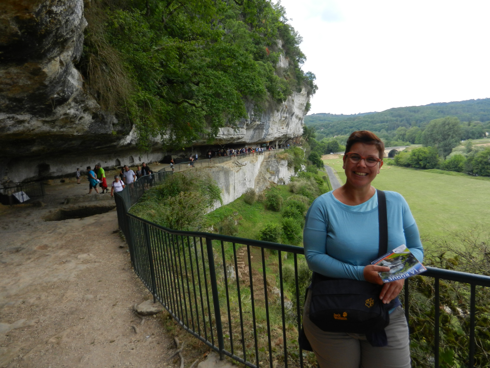 Here the cut, in part created by nature, in part by humans ... picture including a Judy for scale ;-)