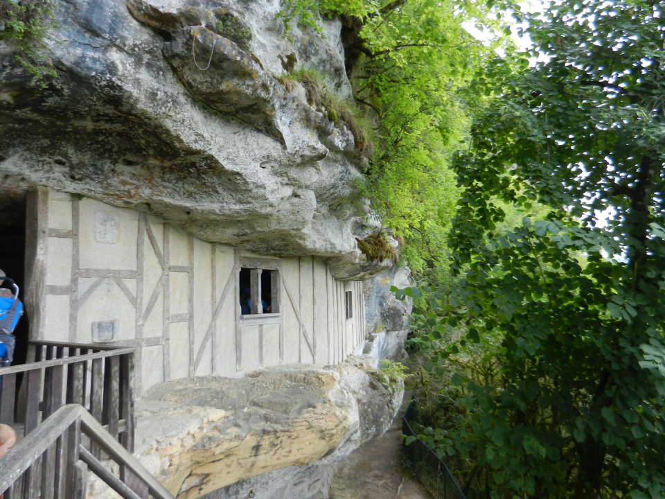 Here a wall they rebuilt to get a better impression of how it looked and felt ... not many windows and pretty dark inside, even on a bright summer's day, in case you wondered.