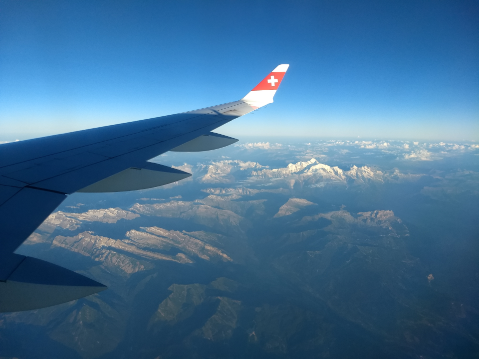 Friday evening, after an enjoyable 10 days in France we took our flight back home. Here a prominent view on Mont Blanc, the highest peak in the Alpes. I think now I know why it has that name.